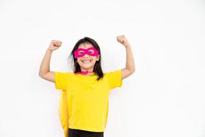 concept d'enfants, fille souriante jouant au super héros sur fond blanc photo