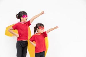 deux filles dans un costume de super-héros sur fond blanc photo