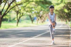 exercice de jolie fille asiatique en arrière-plan de jardin photo