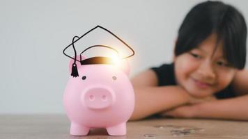 enfants avec économiser de l'argent pour le concept de l'éducation. photo