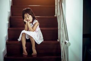 enfant triste de ce père et mère se disputant, concept négatif de la famille.couleur vintage photo