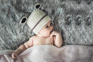 Naissance bébé fille posée dans un bol sur le dos, sur une couverture de fourrure photo
