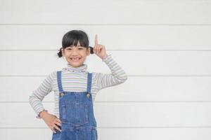 portrait d'un petit enfant asiatique heureux sur fond blanc photo