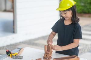 les filles asiatiques jouant comme casque d'ingénieur sourient et sont heureuses le week-end. photo