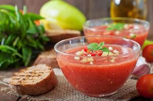 soupe de gaspacho de tomates au poivre et à l'ail. photo