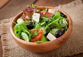 salade très utile et diététique d'herbes, de légumes et de fromage feta photo