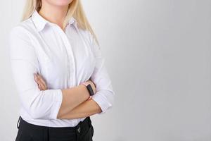 femme réussie avec les mains jointes en chemise blanche sur fond clair photo