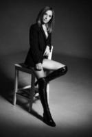 femme posant assise sur une chaise en veste et lingerie, photo noir et blanc