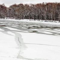 fonte des glaces sur une rivière gelée photo