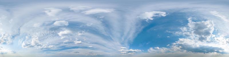 ciel bleu couvert harmonieux panorama hdri vue d'angle à 360 degrés avec zénith et beaux nuages à utiliser dans les graphiques 3d comme remplacement du ciel et dôme du ciel ou modification de la prise de vue du drone photo