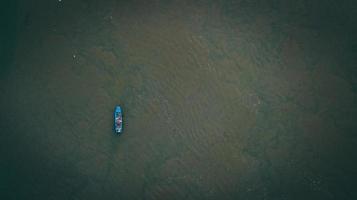 bateau bleu sur plan d'eau photo