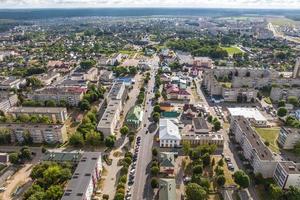 vue panoramique d'une grande hauteur d'une petite ville de province avec un secteur privé et des immeubles d'habitation de grande hauteur photo