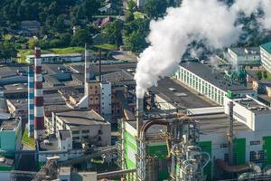 vue aérienne sur les tuyaux de l'usine chimique. notion de pollution atmosphérique. paysage industriel pollution environnementale déchets de centrale thermique photo