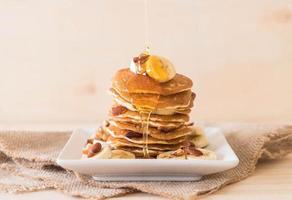 Crêpes aux amandes et bananes sur une assiette photo