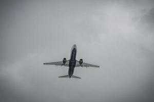 avion de ligne volant sur fond de nuages de pluie photo
