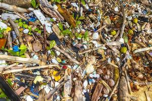 déchets plastiques déchets empoisonnés et pollution sur la plage en thaïlande. photo