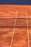 court de tennis en terre battue vide et filet photo