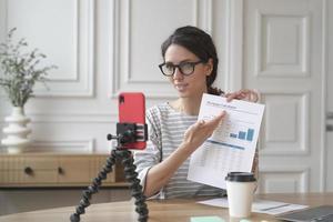 jeune femme hispanique conseillère en immobilier parlant avec le client en ligne du paiement hypothécaire mensuel photo