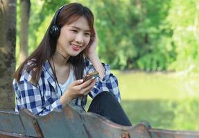 femme écoutant de la musique sur smartphone