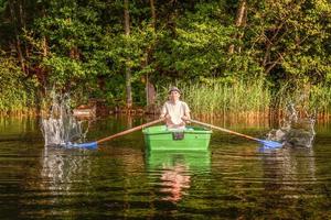 pêcheur dans un bateau photo