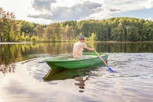 pêcheur dans un bateau photo