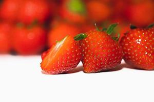 belles fraises rouges fraîches sur fond blanc photo