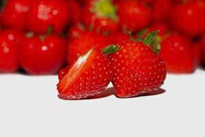 belles fraises rouges fraîches sur fond blanc photo
