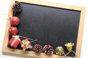 Boule de décorations de Noël sur fond de tableau noir en bois photo