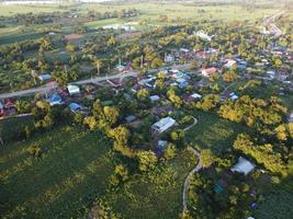 photographie aérienne des communautés rurales au lever du soleil du matin photo