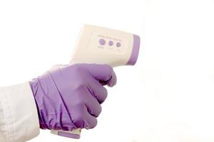 Pistolet thermomètre appareil de mesure de la température de lecture frontale isolé sur fond blanc photo