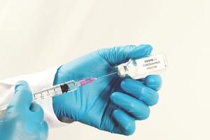 vaccin covid-19 entre les mains de chercheurs femme médecin tenant une seringue et une bouteille de médicament avec vaccin pour injecter l'immunité contre covid 19