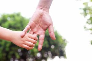 les mains des enfants avec soin, inquiétude, chaleur des mères. photo