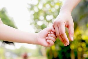 les mains des enfants avec soin, inquiétude, chaleur des mères. photo