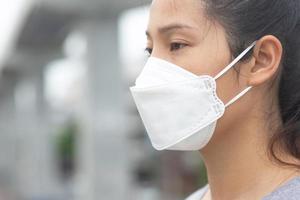 femme portant un masque pour éviter la poussière et les bactéries photo