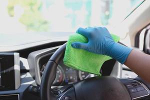 vérifier pour nettoyer la poussière dans la voiture. photo