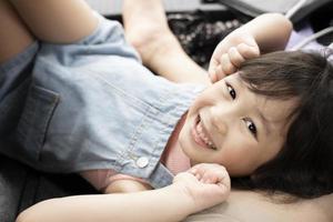 Asian smiling girl happy in denim bib tops, concept de loisirs amusant sur les vacances d'été photo