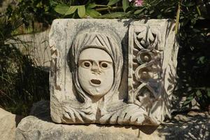 visage de pierre dans l'ancienne ville de myra à demre, antalya, turkiye photo