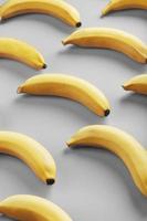 motif lumineux de bananes jaunes sur fond gris couleurs à la mode de 2021 photo