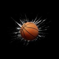 Basket-ball rapide à travers du verre brisé sur fond noir photo