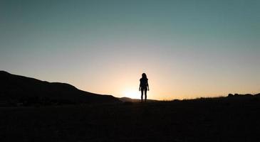 fille court au coucher du soleil dans les montagnes. photo