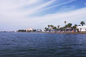 plage de larnaca et mer aux beaux jours photo