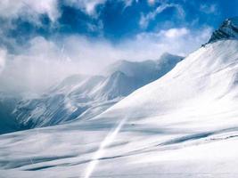 panorama paysage de montagnes blanches avec deux figures humaines randonneurs photo