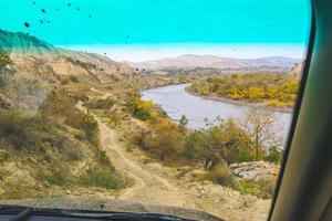 vue des passagers depuis la fenêtre de la route de gravier et de la rivière dans les zones protégées de vashlovani. circuits en 4x4 géorgie photo