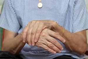 tenant la main d'une femme adulte souffrant de douleurs musculaires et articulaires, symptômes de neuropathie périphérique et d'engourdissement du bout des doigts et de la paume, maladies causées par les effets secondaires de la vaccination, syndrome de guillain barre photo