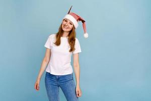 portrait d'une fille caucasienne souriante excitée habillée en cerf de noël photo