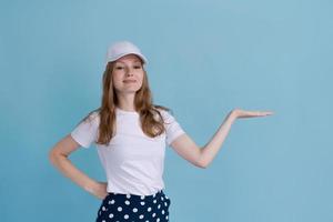 jeune heureuse surprise souriante promotrice des années 20 en blanc photo