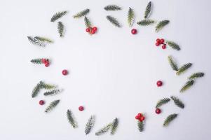 Vue de dessus des décorations de Noël à plat sur fond blanc photo