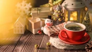 décorations de noël et d'hiver sur une table en bois avec des lumières décoratives, fond de noël photo