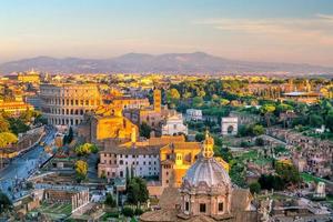 Vue du centre-ville de Rome au coucher du soleil photo