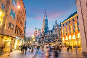 Skyline de Munich avec l'hôtel de ville de la Marienplatz photo